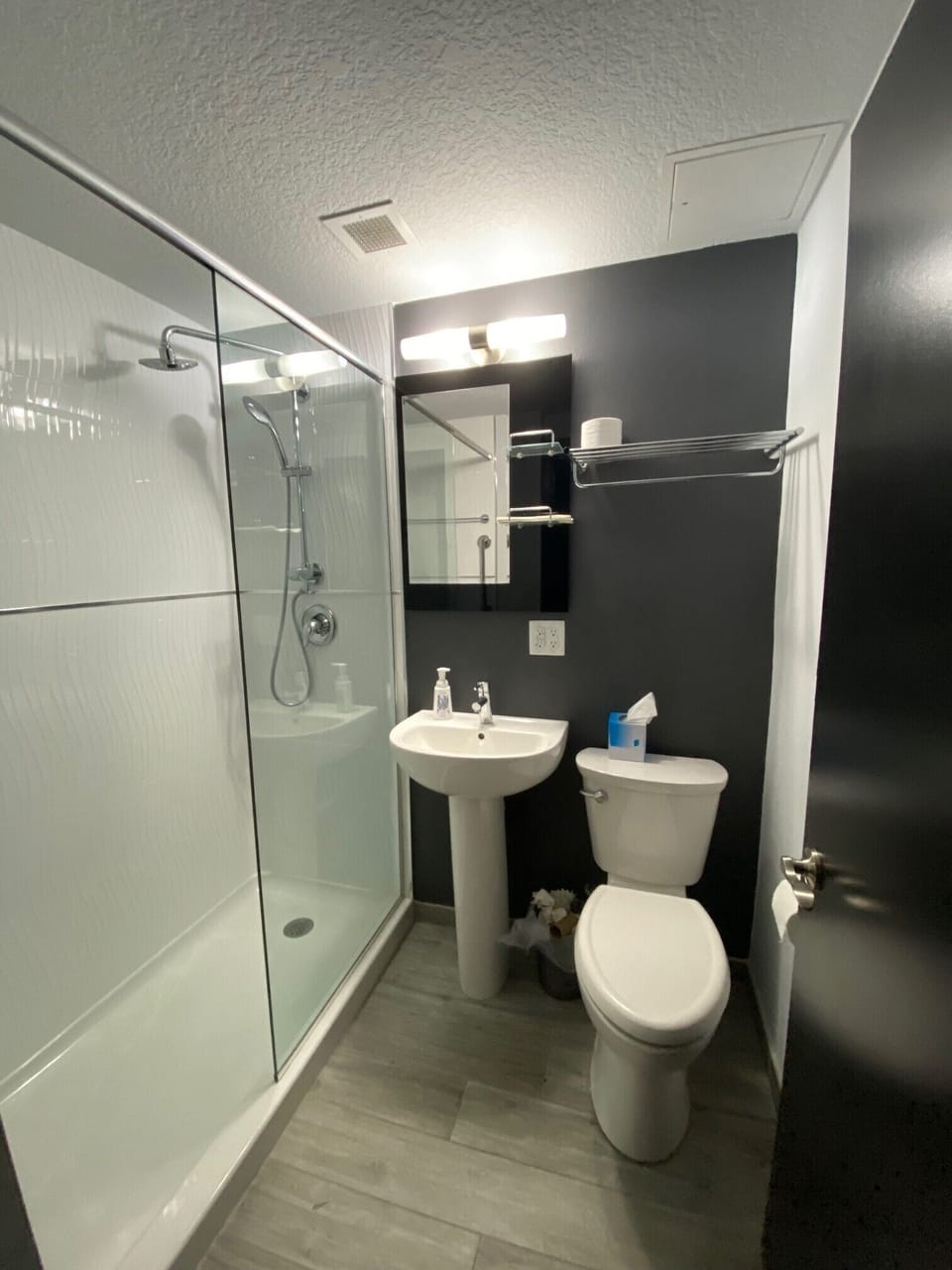 Combined shower/tub, free toiletries, hair dryer, towels