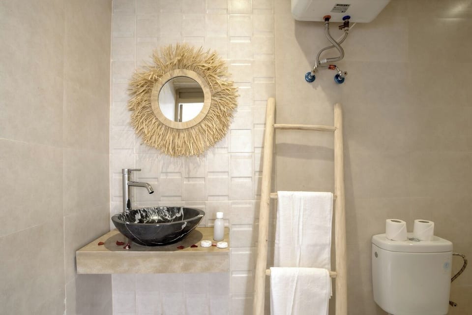 Standard Double Room | Bathroom | Free toiletries, towels, soap, shampoo