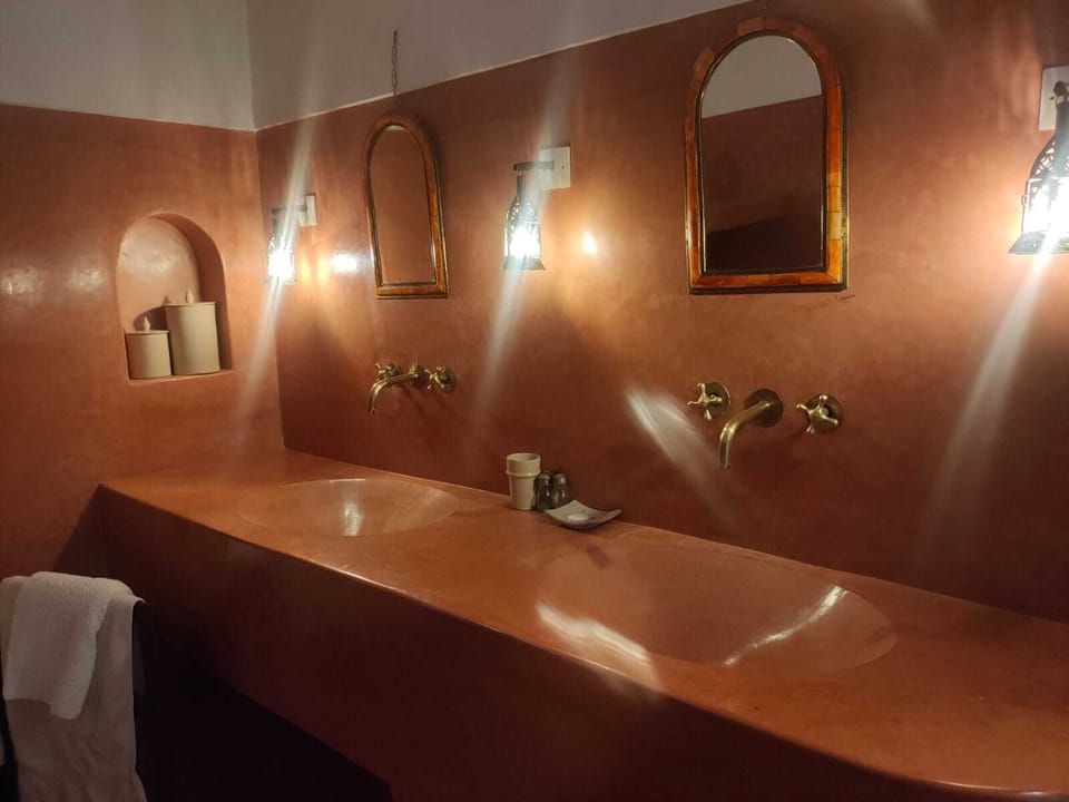 Suite | Bathroom | Free toiletries, hair dryer, towels