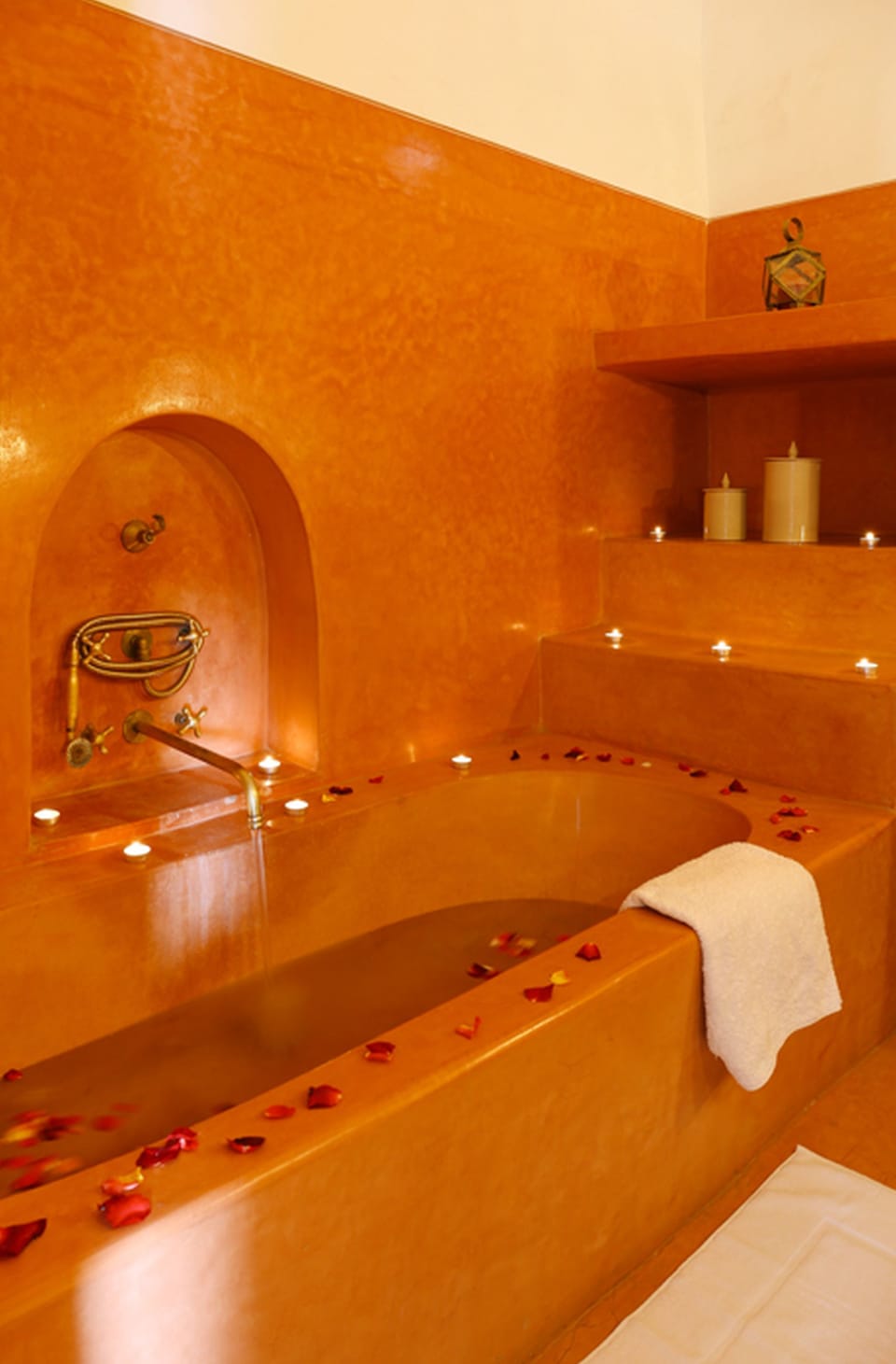 Deep soaking bathtub