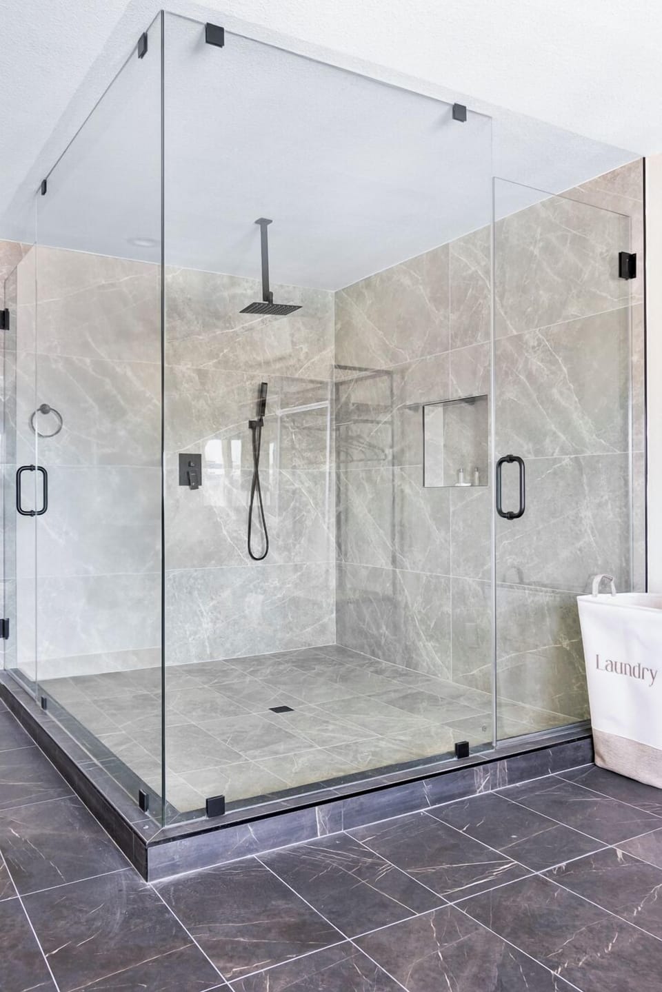Executive Room | Bathroom | Shower, free toiletries, hair dryer, towels