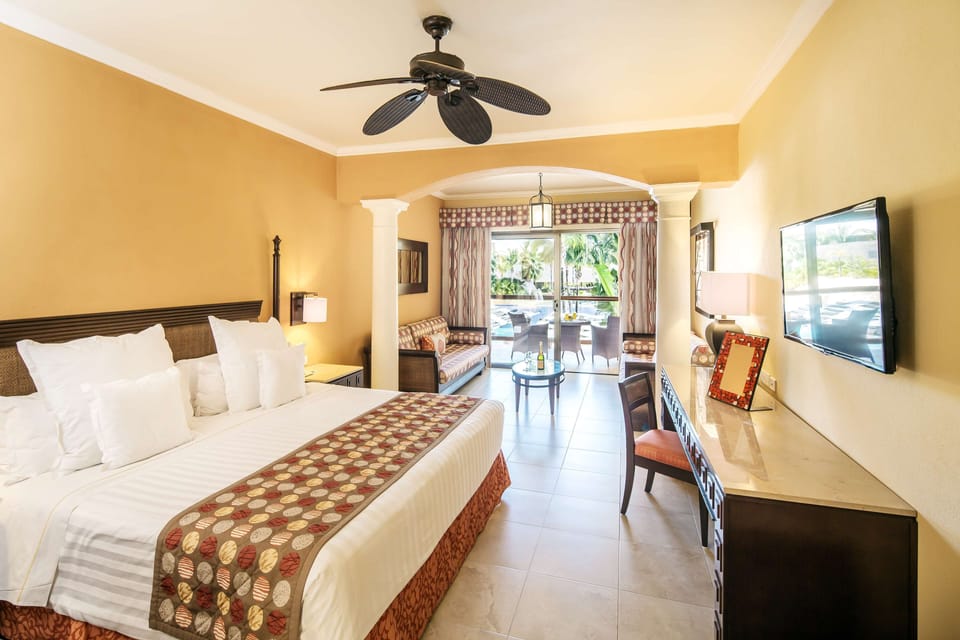 Junior Suite, Pool View (Premium Level) | Free minibar, in-room safe, desk, blackout drapes