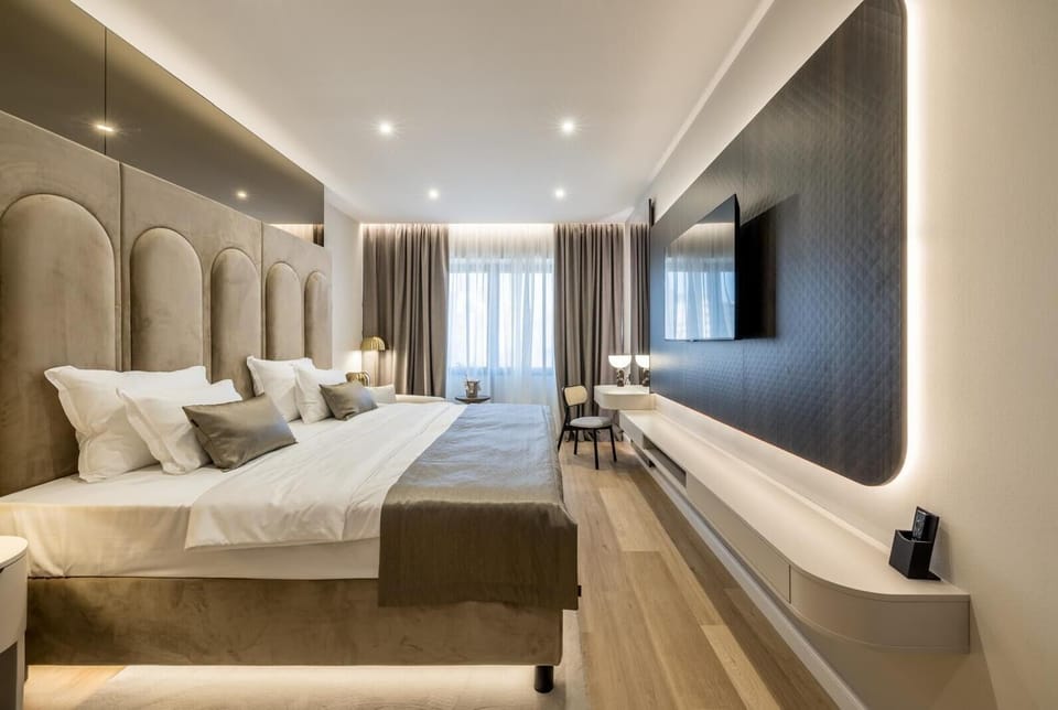 Deluxe Double or Twin Room | Hypo-allergenic bedding, minibar, in-room safe, desk