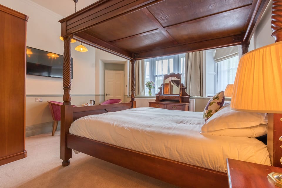4 Poster Room | Egyptian cotton sheets, individually decorated, individually furnished