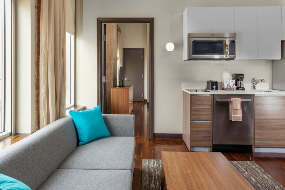 Executive Suite, 1 Bedroom | Living area | 40-inch LED TV with satellite channels, TV