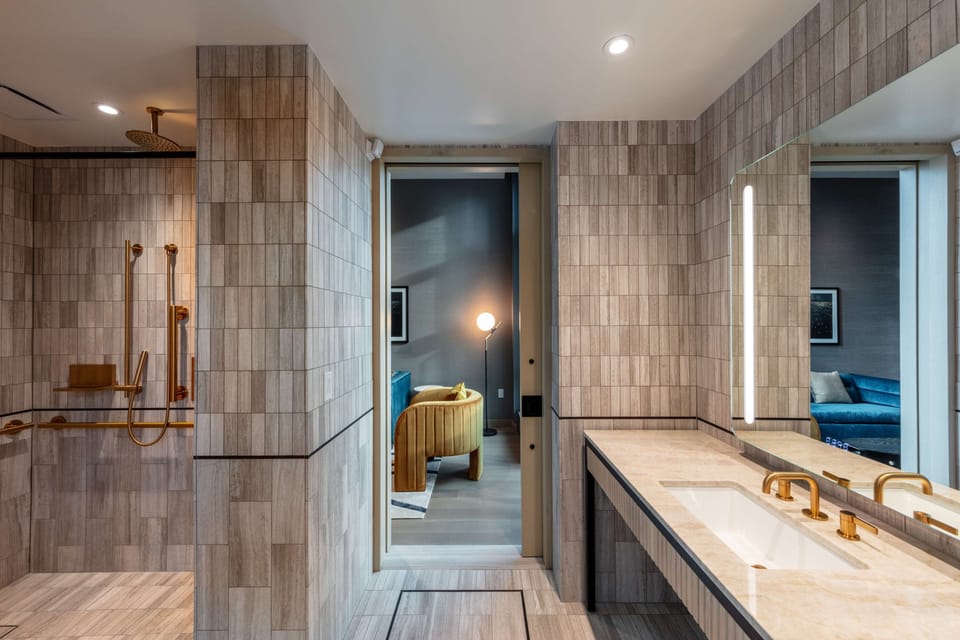 2 QN 1 Bdrm Ste Mobility Access w/RI Shwr | Bathroom shower