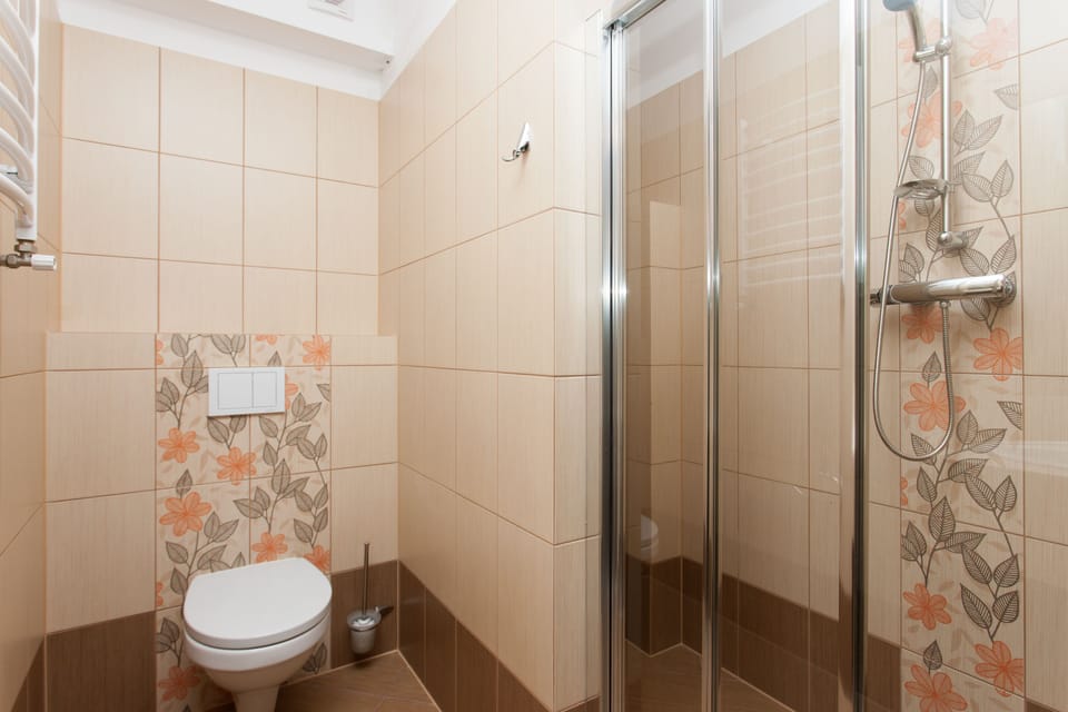 Double Room, Kitchenette | Bathroom | Shower, hair dryer, towels