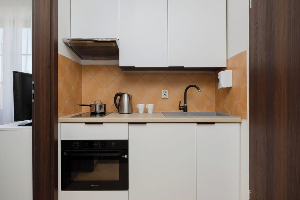Apartment, Kitchenette | Private kitchen | Fridge, stovetop, coffee/tea maker, electric kettle