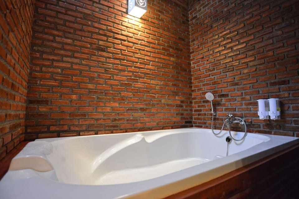 Grand Suite, 3 Bedrooms, Connecting Rooms, River View | Deep soaking bathtub