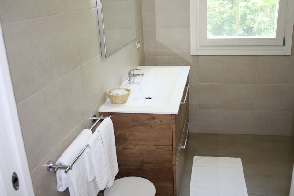 Classic Double Room, 1 Double Bed, Private Bathroom, Garden View | Bathroom | Shower, free toiletries, hair dryer, bidet