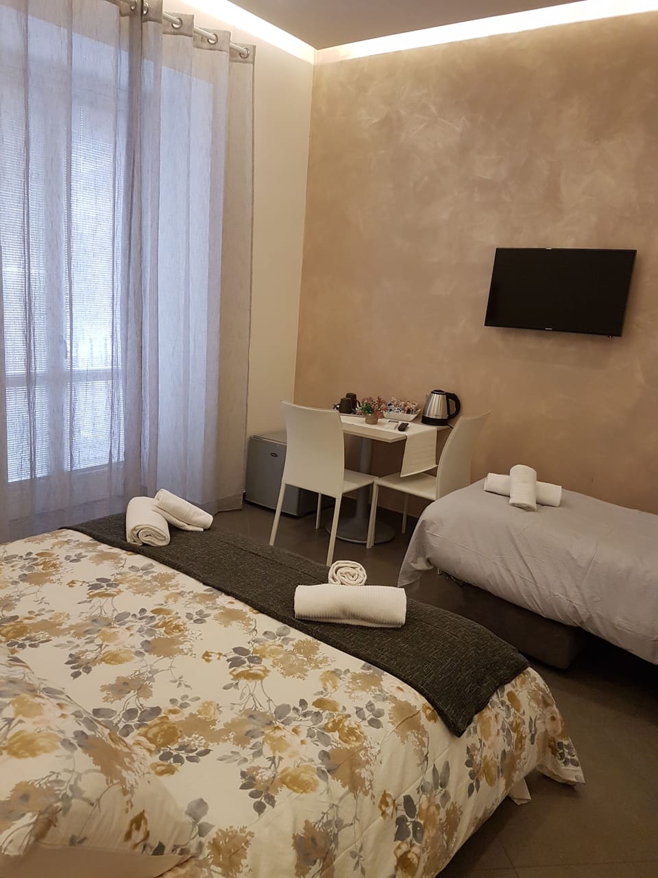 Triple Room | Minibar, individually decorated, individually furnished, desk