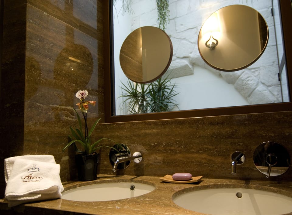 Classic Suite, 1 Bedroom, Private Bathroom | Bathroom | Shower, rainfall showerhead, designer toiletries, hair dryer