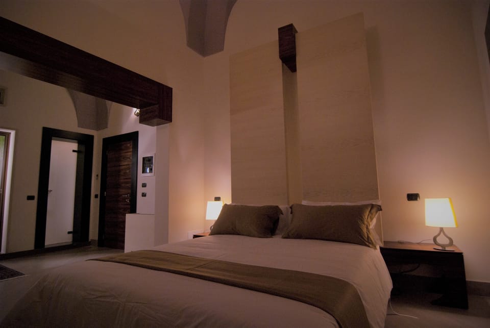 Classic Suite, 1 Bedroom, Private Bathroom | Free minibar items, in-room safe, individually decorated