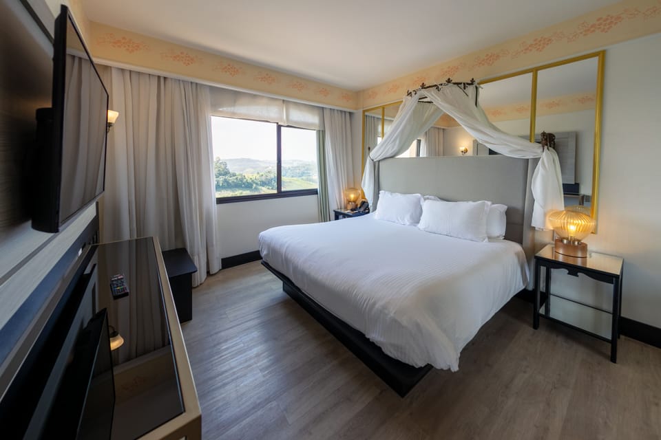 Suite Regia | Hypo-allergenic bedding available, pillowtop beds, minibar, in-room safe