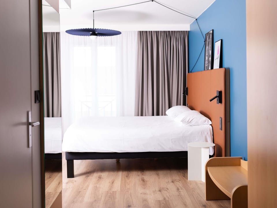 Premium bedding, in-room safe, desk, free cribs/infant beds