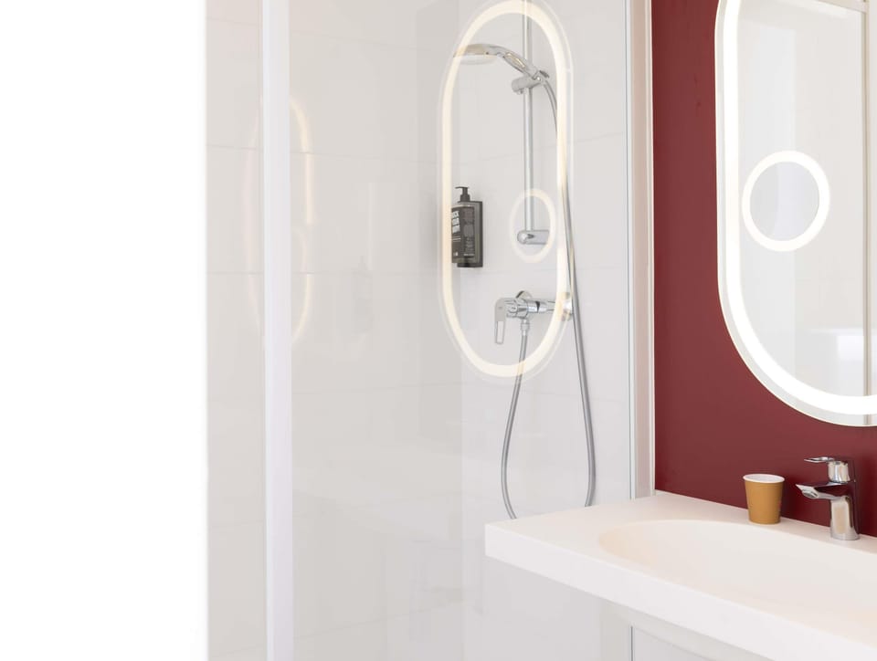 Standard Room, 2 Twin Beds | Premium bedding, in-room safe, desk, free cribs/infant beds