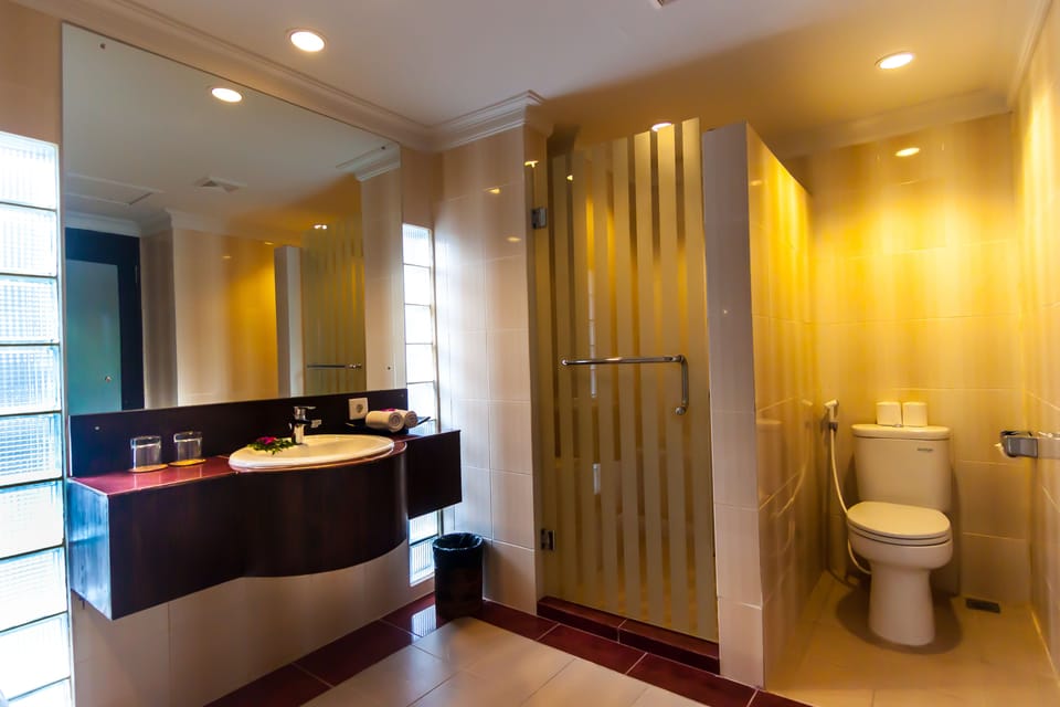 Separate tub and shower, deep soaking tub, free toiletries, towels