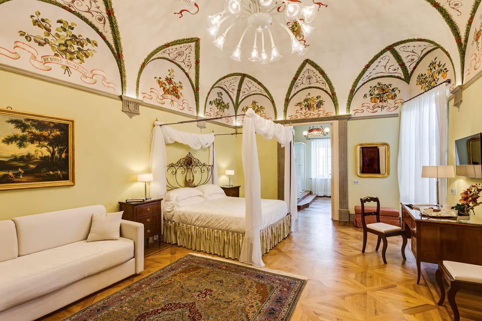 Junior Suite | Minibar, in-room safe, individually decorated, individually furnished