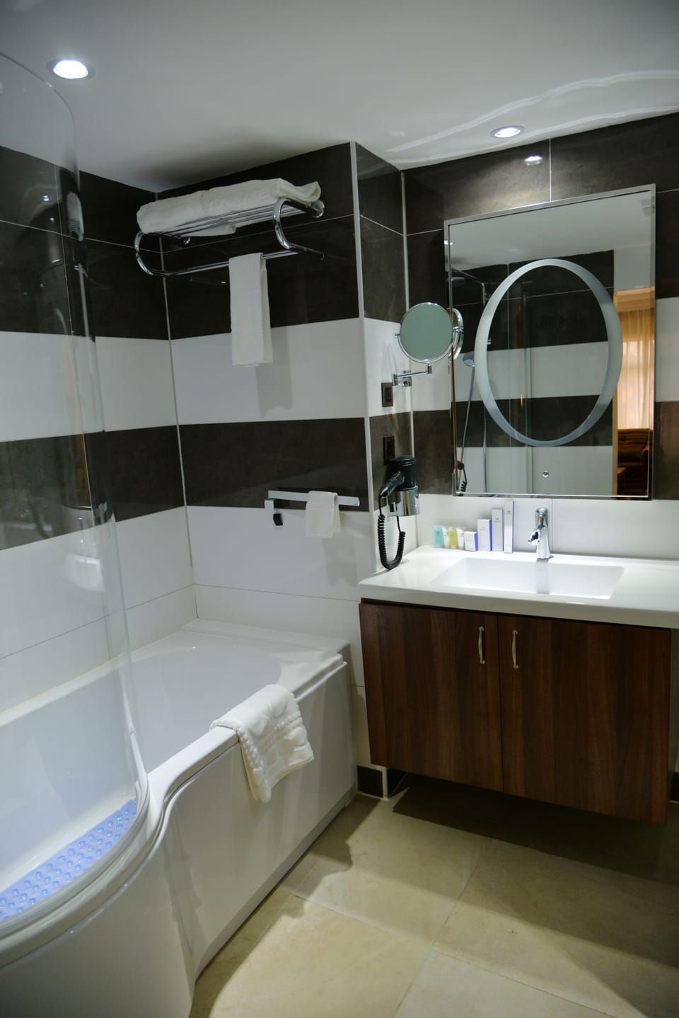 Classic Room, 1 Bedroom | Bathroom | Rainfall showerhead, designer toiletries, hair dryer, bathrobes