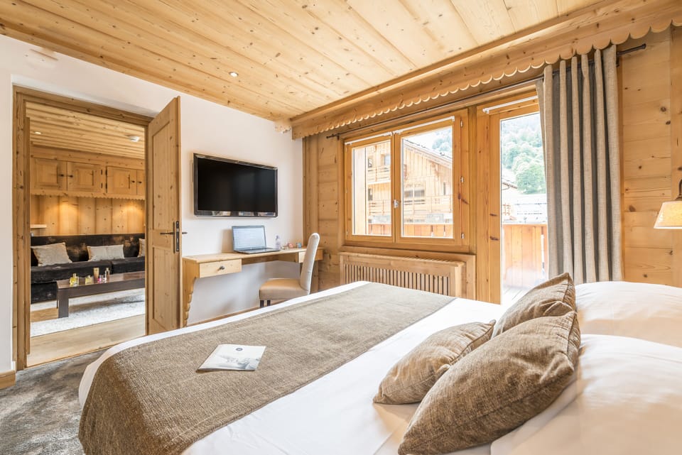 Suite (Lounge) | Premium bedding, minibar, in-room safe, free WiFi