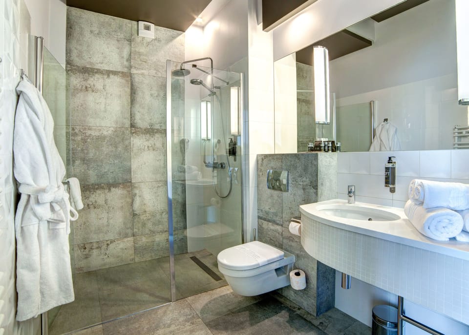 Studio | Bathroom | Free toiletries, hair dryer, towels