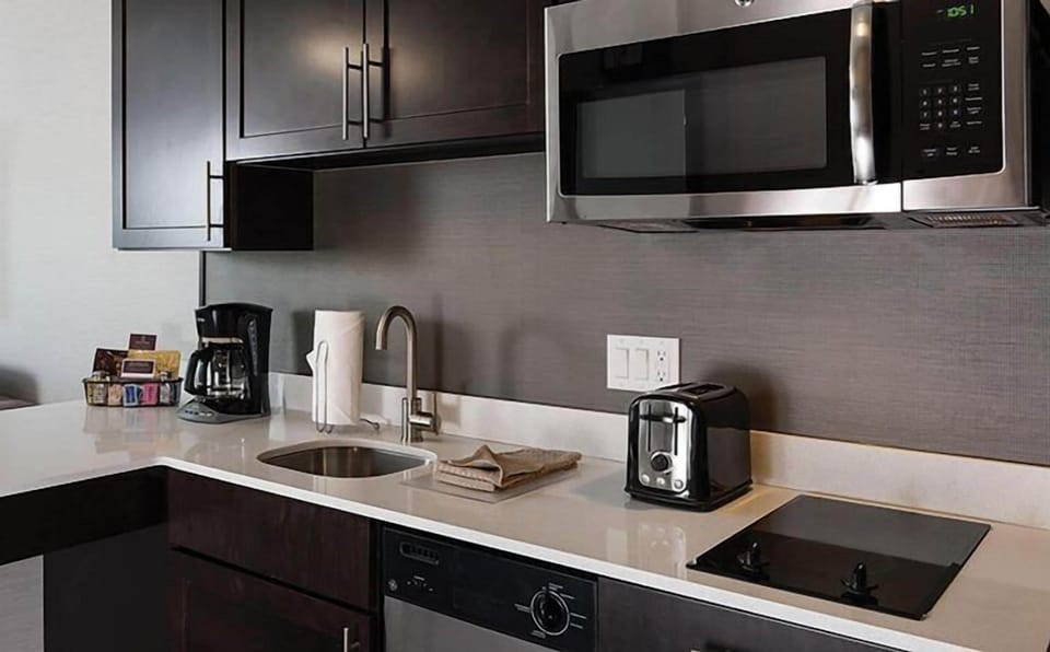 Full-size fridge, microwave, oven, stovetop
