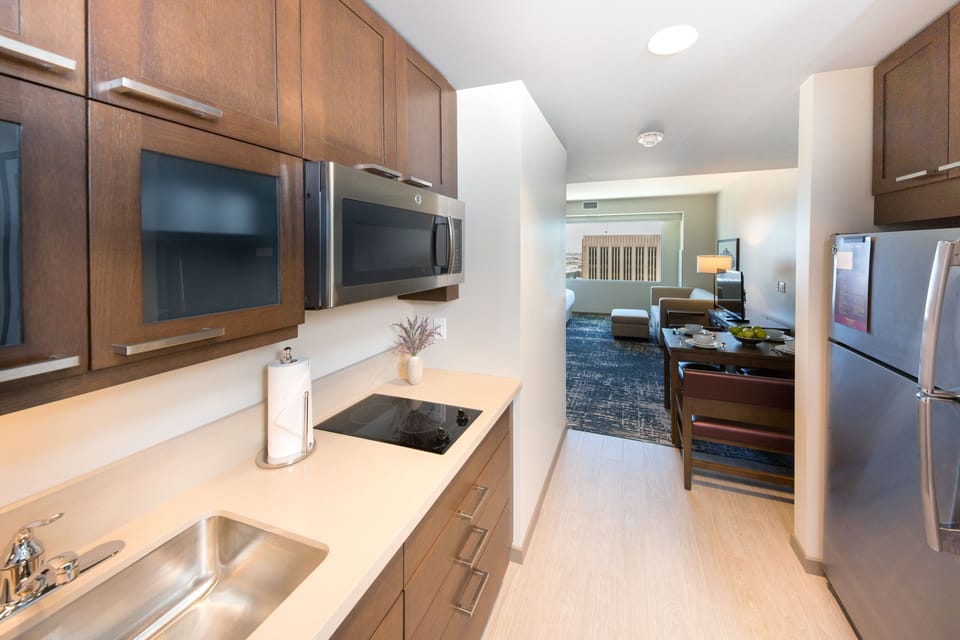 Full-size fridge, microwave, oven, stovetop