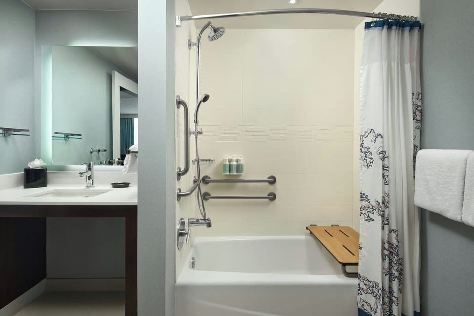 Combined shower/tub, free toiletries, hair dryer, towels