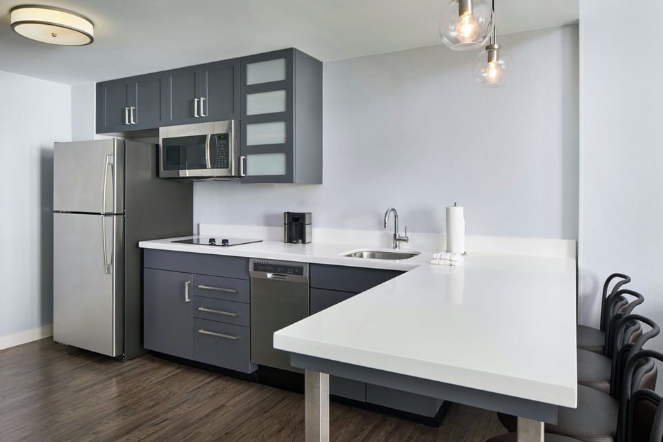 Full-size fridge, microwave, stovetop, dishwasher