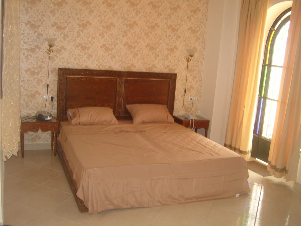 Blackout drapes, cribs (surcharge), WiFi (free)