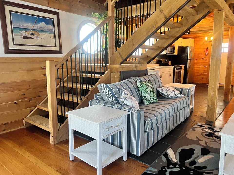 House | Living area | 32-inch TV with cable channels