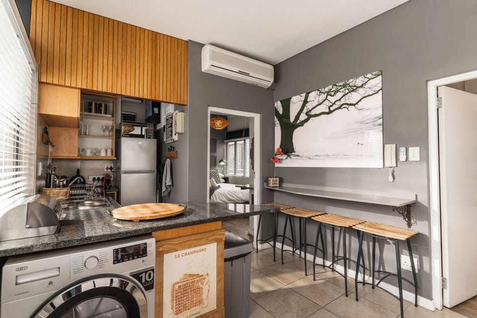 Standard Apartment | Private kitchen | Full-size fridge, microwave, oven, stovetop
