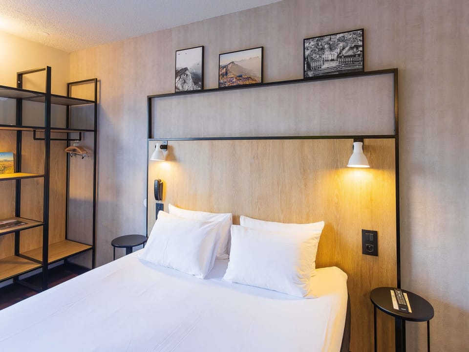 Premium bedding, in-room safe, desk, blackout drapes