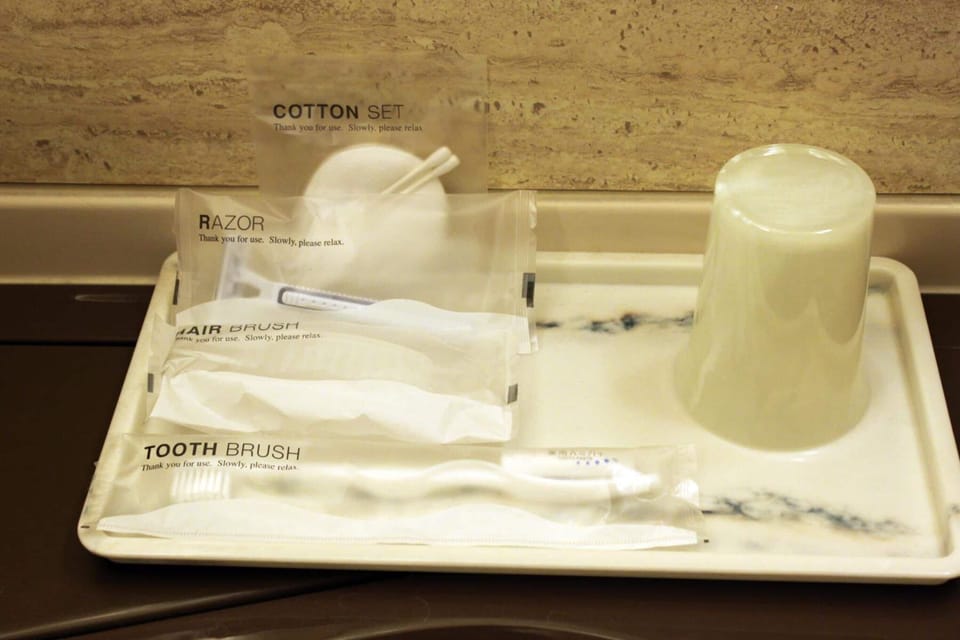 Combined shower/tub, deep soaking tub, free toiletries, hair dryer