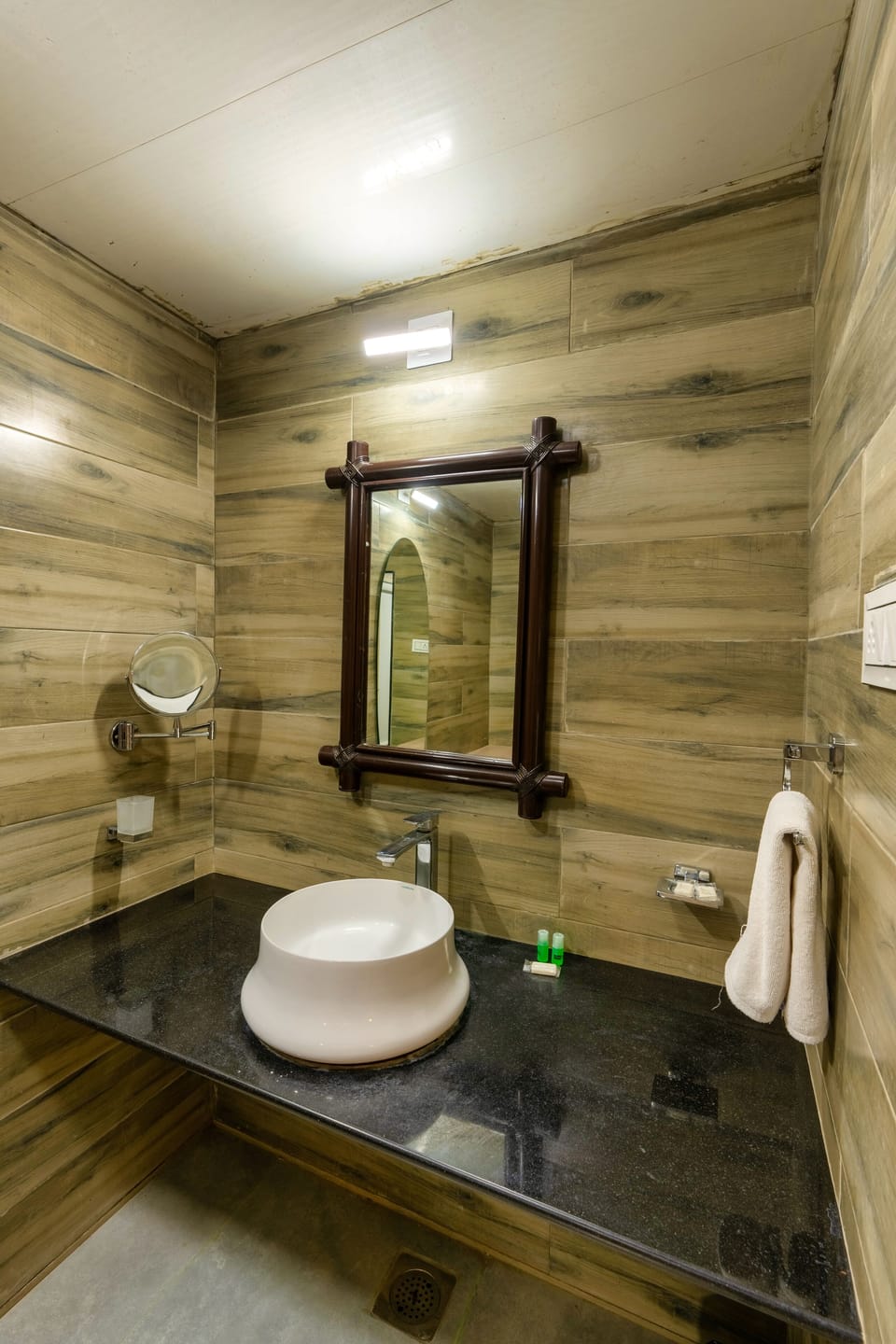 Superior Cottage | Bathroom | Shower, free toiletries, towels