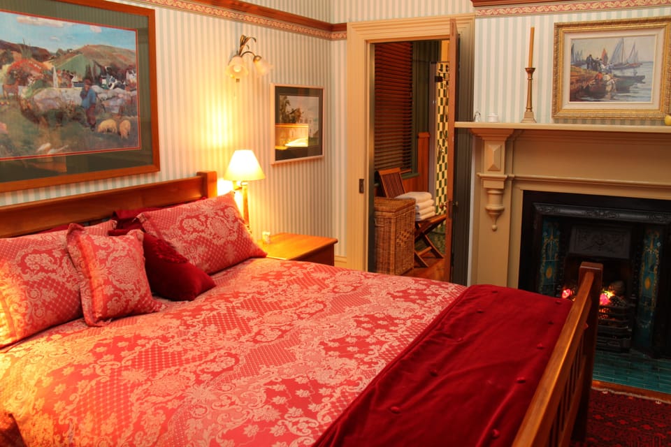 Premium bedding, free minibar, desk, soundproofing