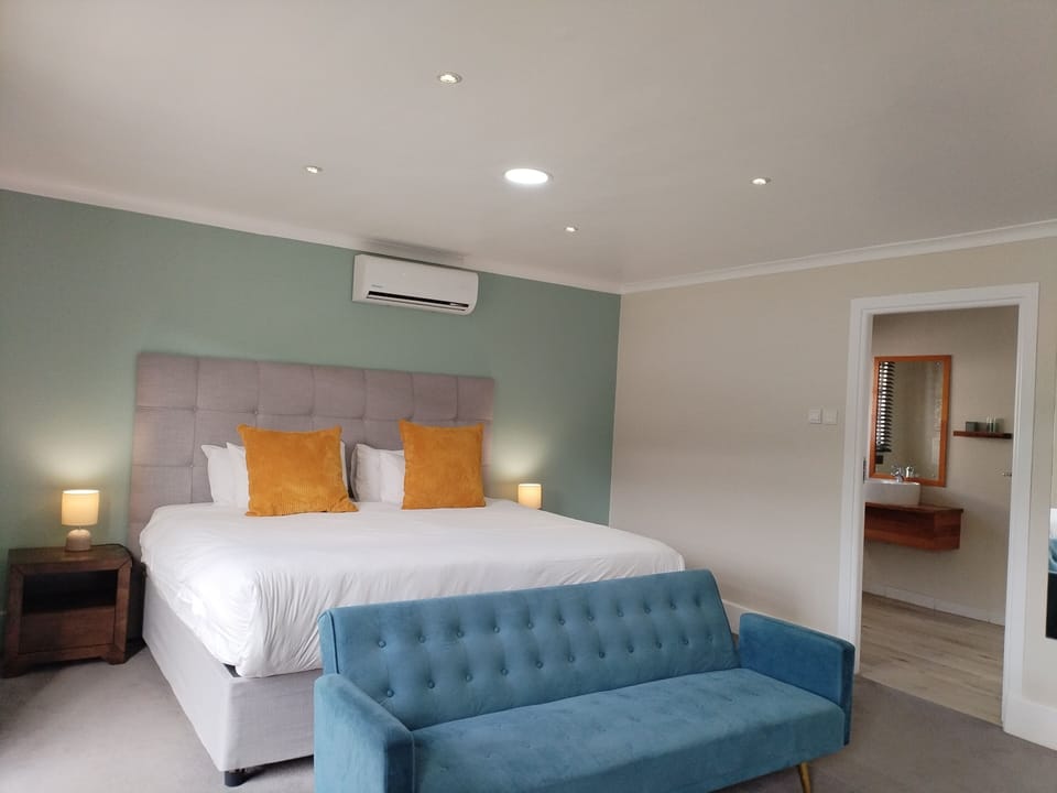 Suite (Twin) | Bathroom | Shower, free toiletries, hair dryer, towels