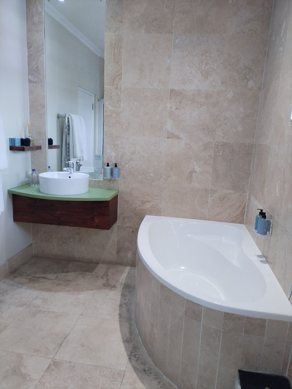 Executive Suite | Bathroom | Shower, free toiletries, hair dryer, towels