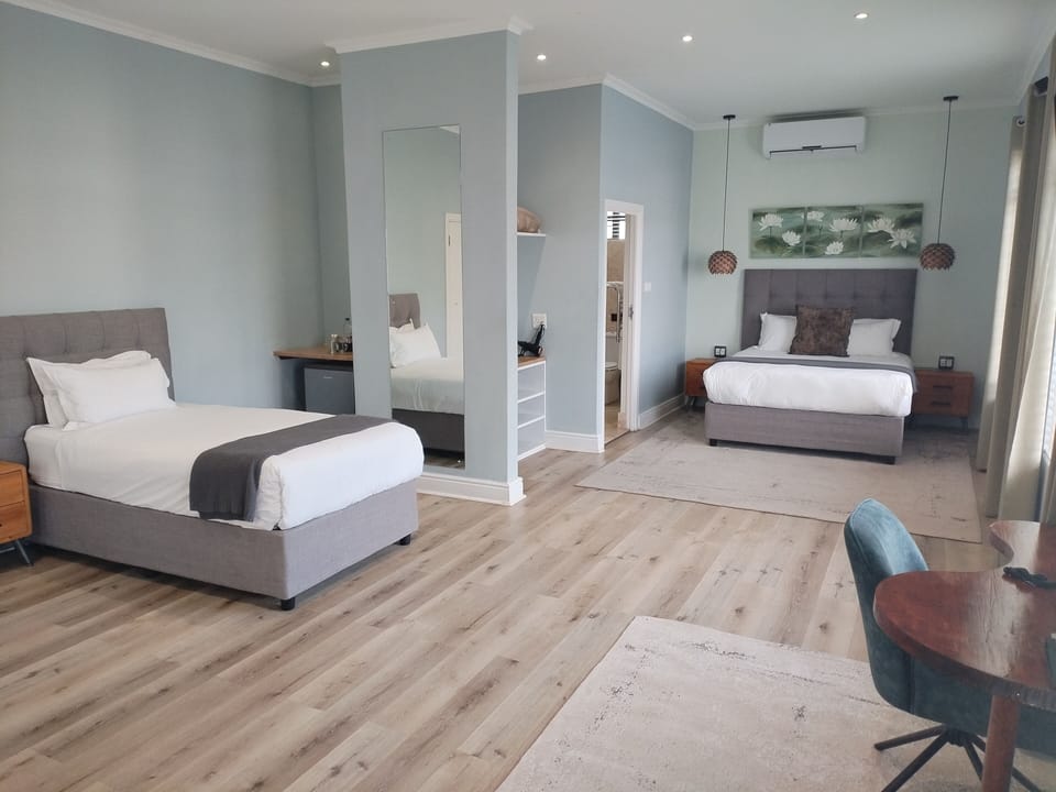 Family Room | Bathroom | Shower, free toiletries, hair dryer, towels