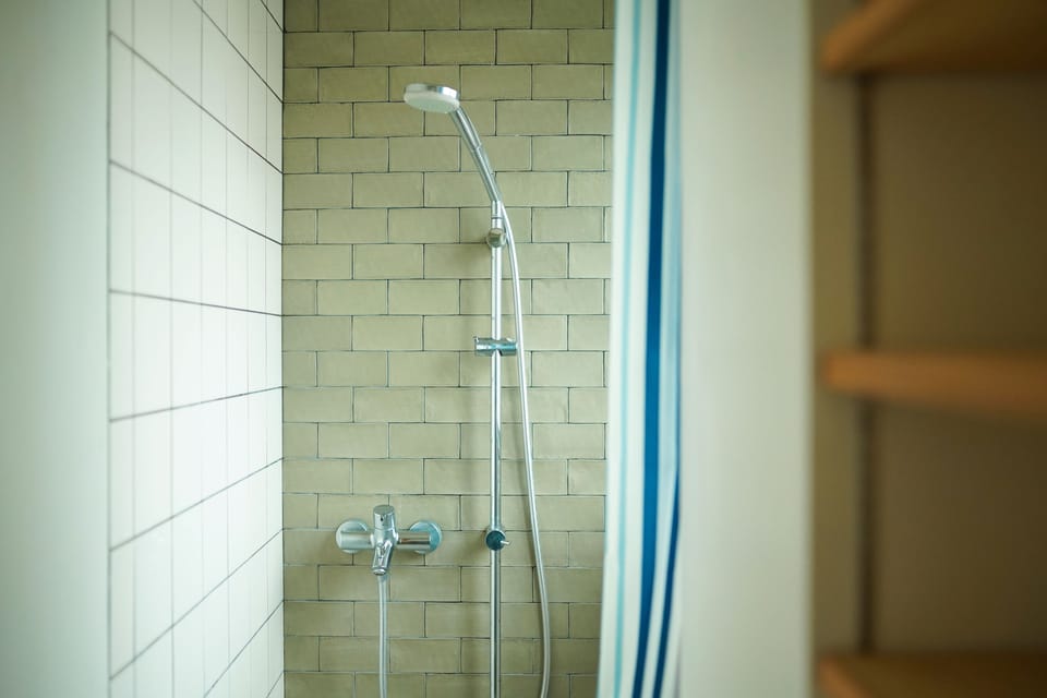 Cabin, Mixed Dorm, Non Smoking | Bathroom | Free toiletries, hair dryer, slippers, towels