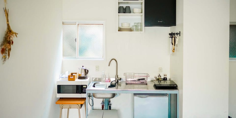 Family Room, Non Smoking | Private kitchen | Shared fridge, shared microwave, cookware/dishes/utensils