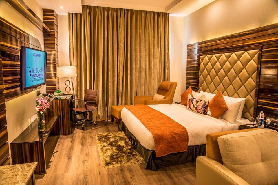 Premium Room, 1 Double Bed | Minibar, in-room safe, desk, laptop workspace