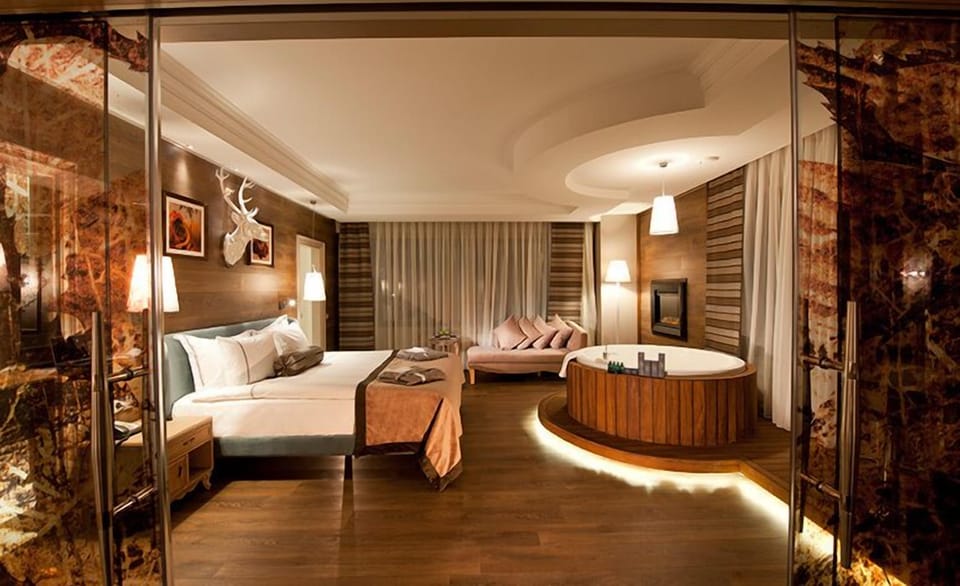 Grand Suite | Minibar, in-room safe, desk, laptop workspace