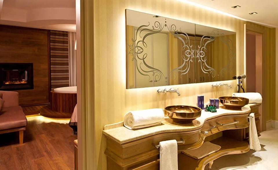 Grand Suite | Bathroom | Rainfall showerhead, free toiletries, hair dryer, bathrobes