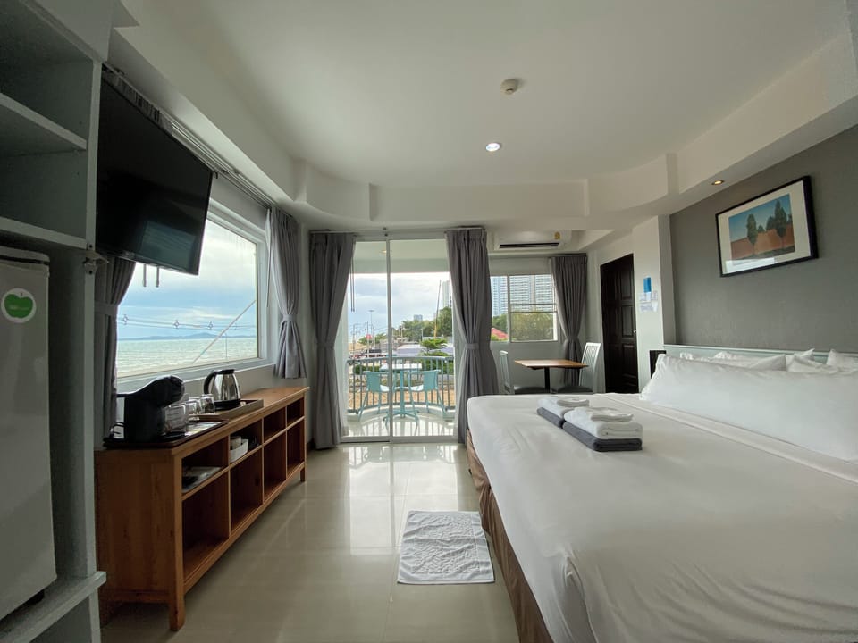 Deluxe Sea View With Balcony | Free minibar, in-room safe, individually decorated, desk