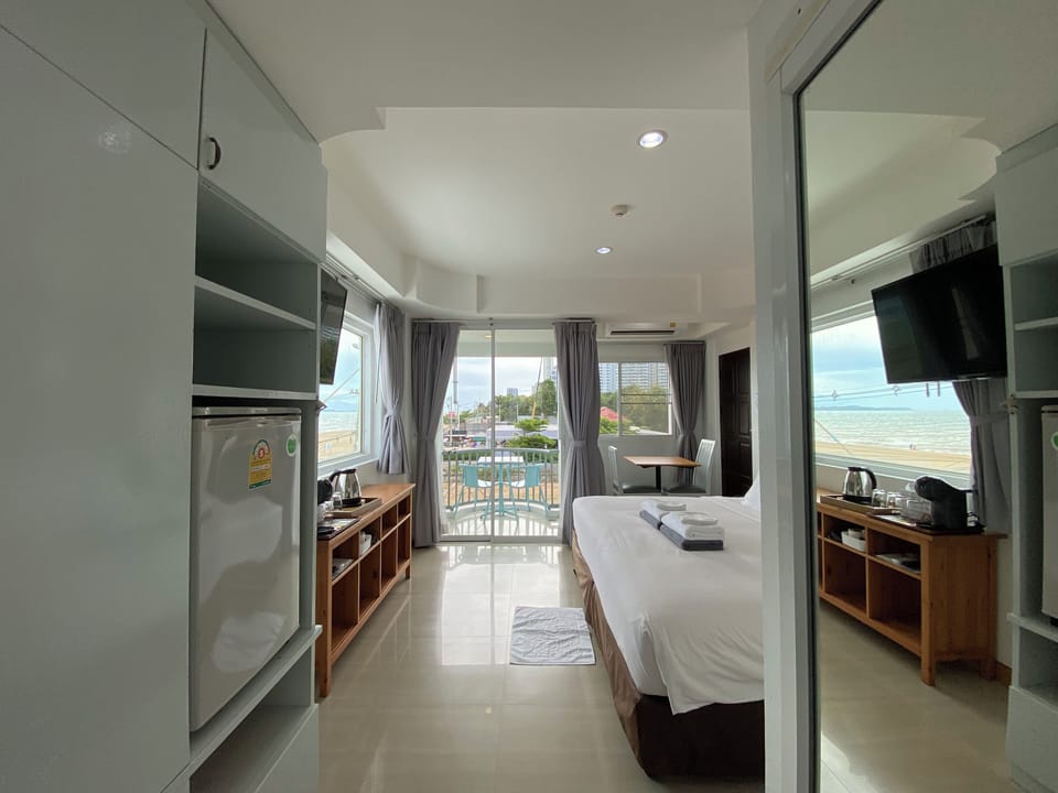 Deluxe Sea View With Balcony | Free minibar, in-room safe, individually decorated, desk