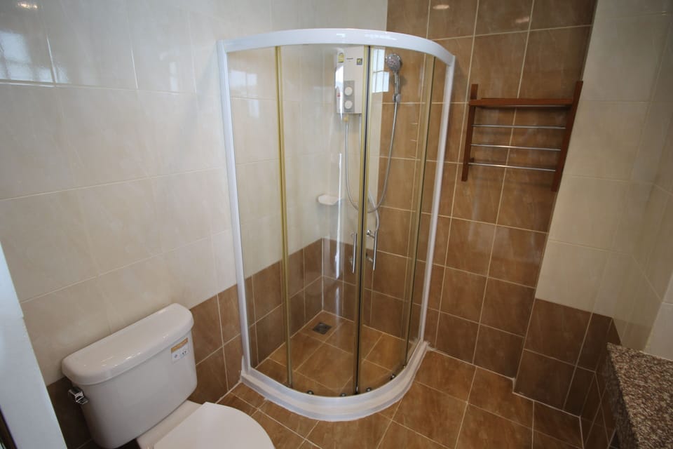 Deluxe Sea View | Bathroom | Shower, free toiletries, hair dryer, towels