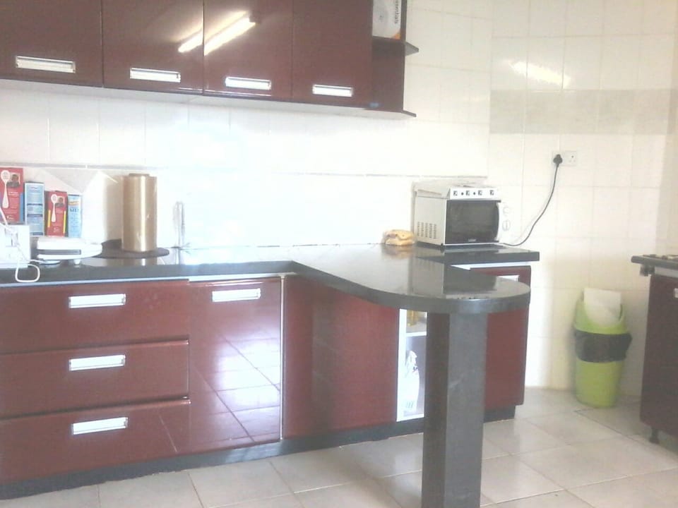 Coffee/tea maker, fridge