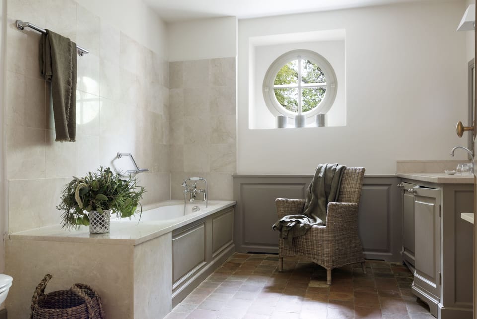 Junior Suite, 1 Queen Bed | Bathroom | Shower, free toiletries, hair dryer, bathrobes