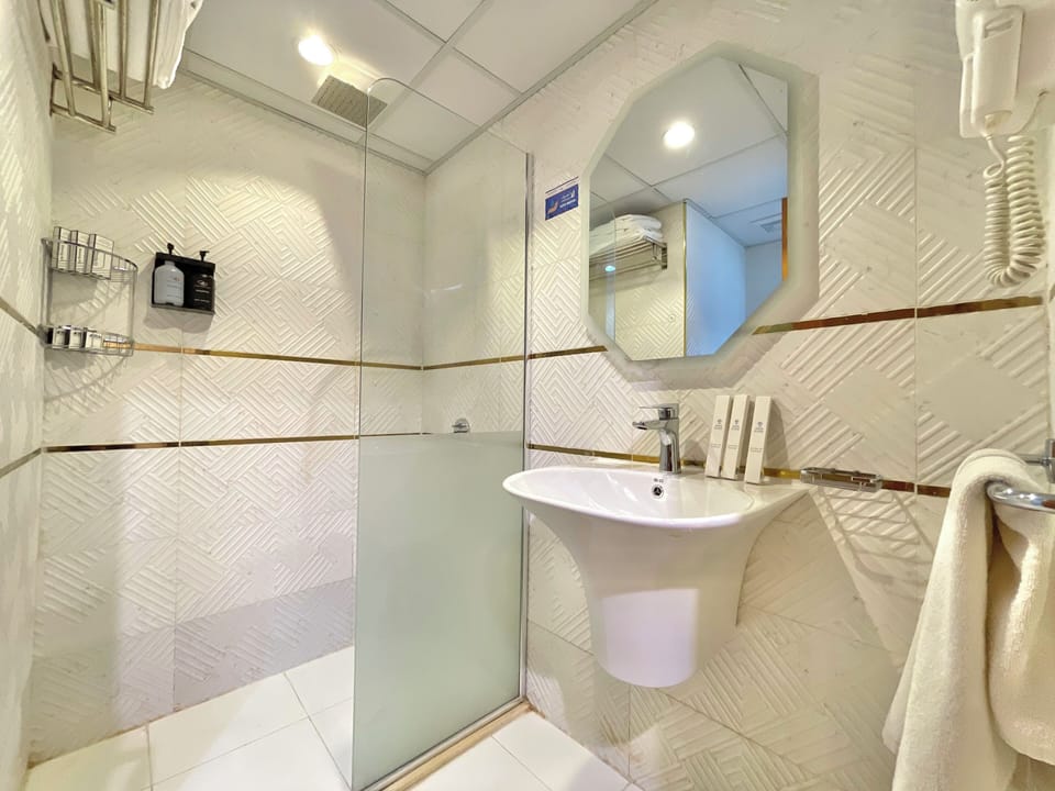 Combined shower/tub, free toiletries, slippers, towels